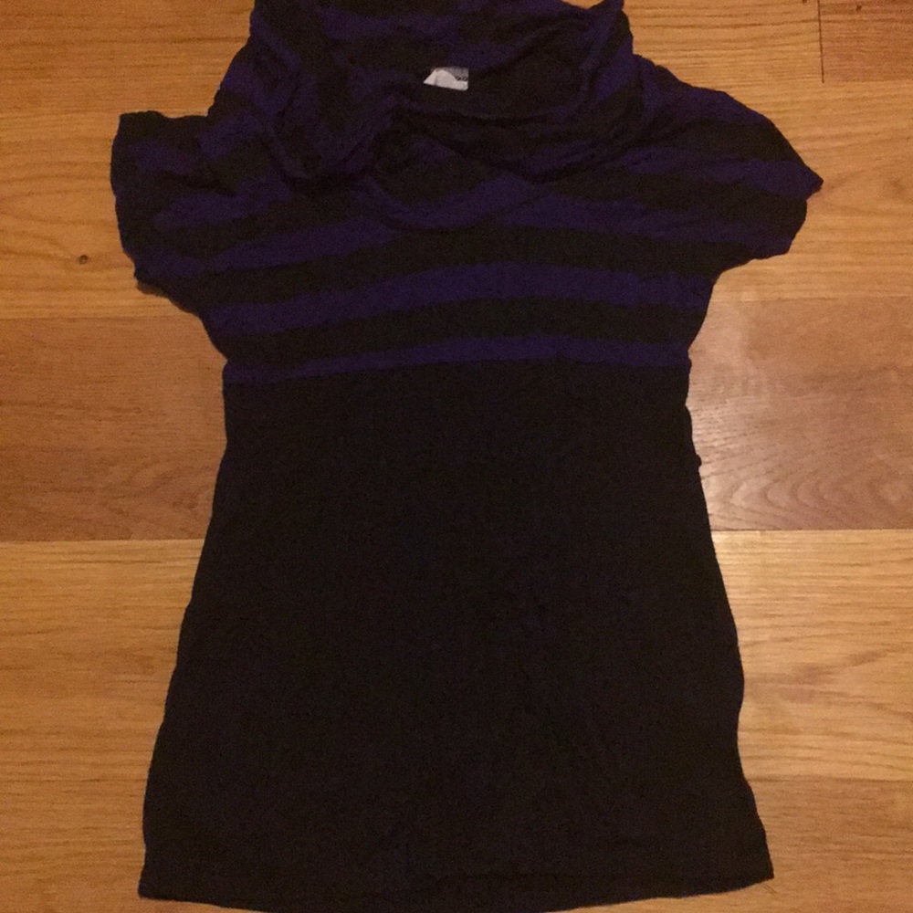 Short sleeved purple and black long-fit tshirt